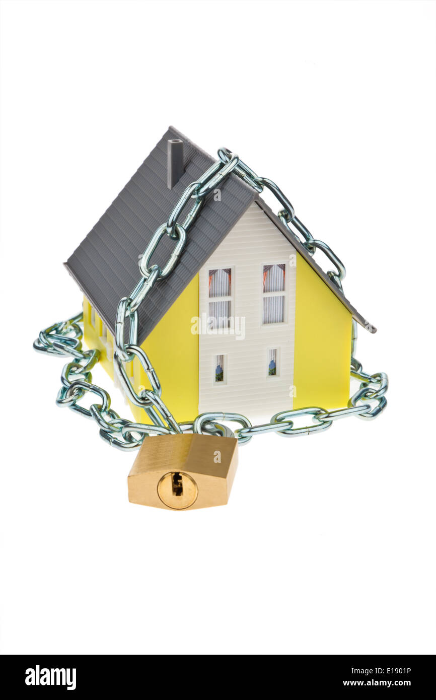Ein Einfamilienhaus mit Kette und Schlofl abgesperrt. Alarmanlage und Sicherheit. Foto Stock