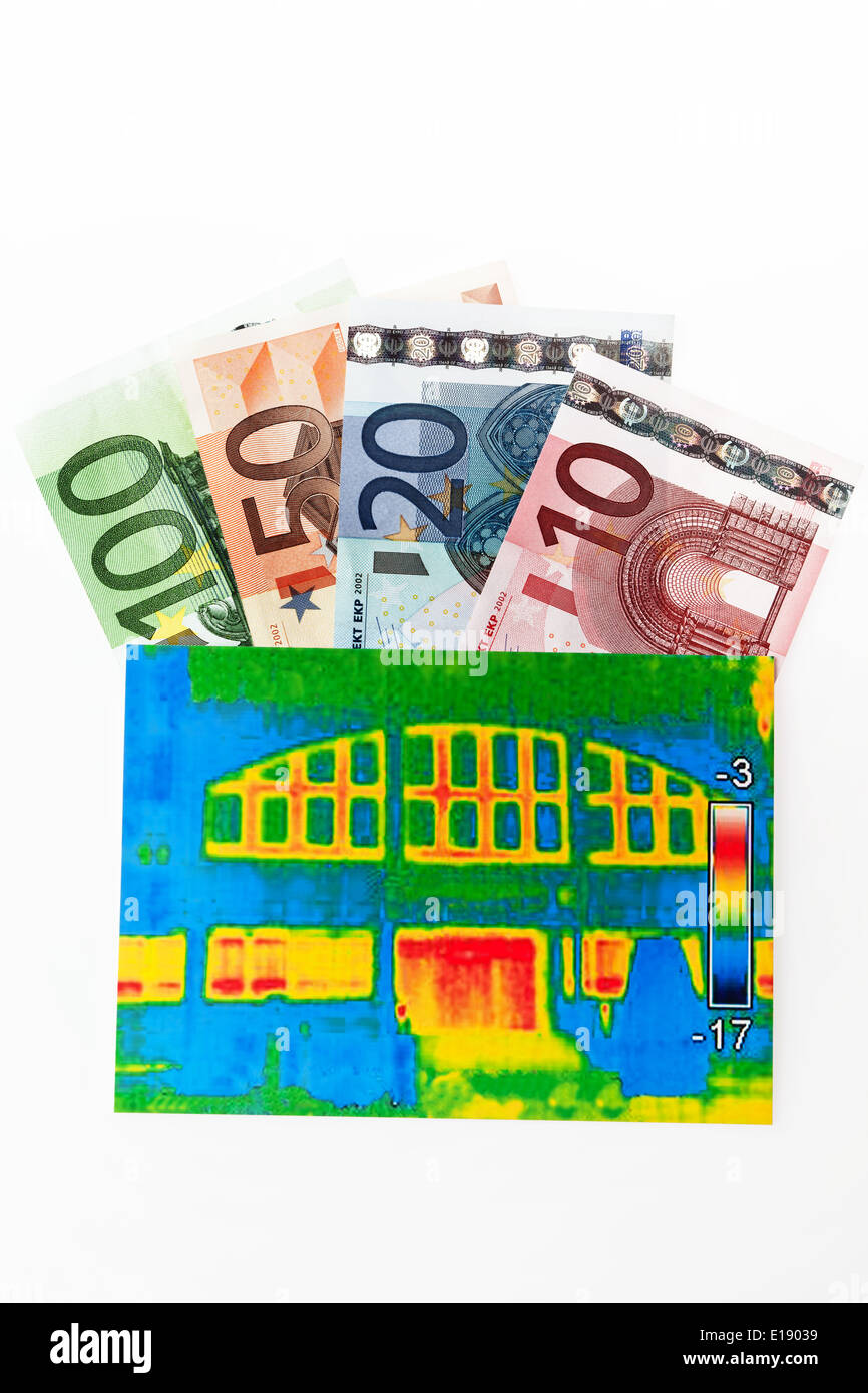 Energie sparen durch W‰rmed‰mmung. Haus mit W‰rmebild Kamera fotografiert. Foto Stock