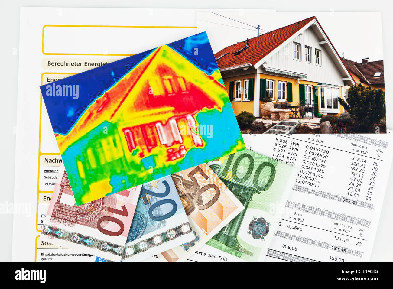 Energie sparen durch W‰rmed‰mmung. Haus mit W‰rmebild Kamera fotografiert. Foto Stock