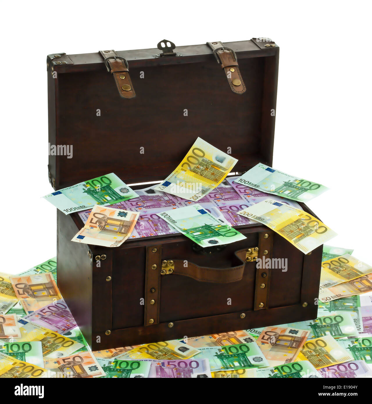 Eine grofle Truhe mit Euro Banknoten. Finanzkrise, Krise, Schulden. Foto Stock