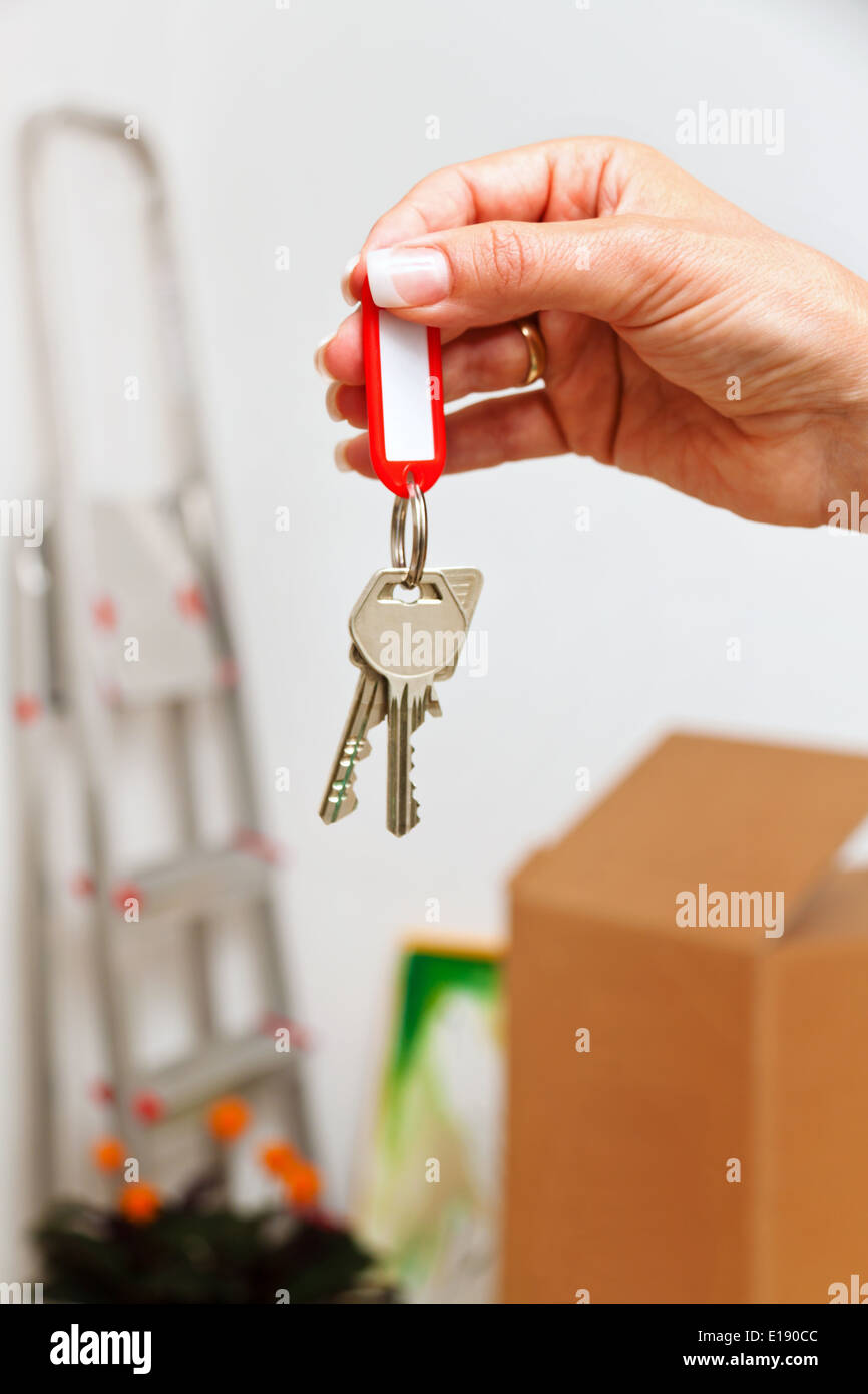 Der Schl'ssel einer Wohnung beim Umzug. Neuer Mieter zieht ein. Foto Stock