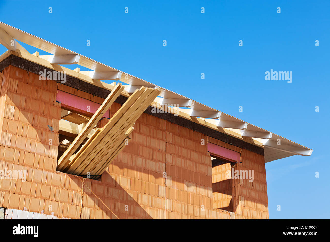 Rohbau auf einer Baustelle von einem Wohnhaus. Dachstuhl Foto Stock