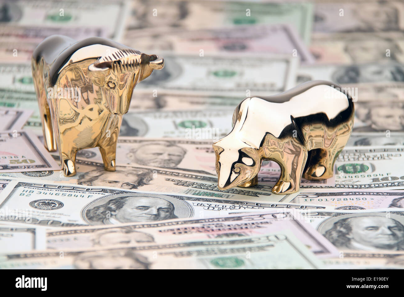 Viele Dollar Geldscheine mit Bulle und B‰r Foto Stock