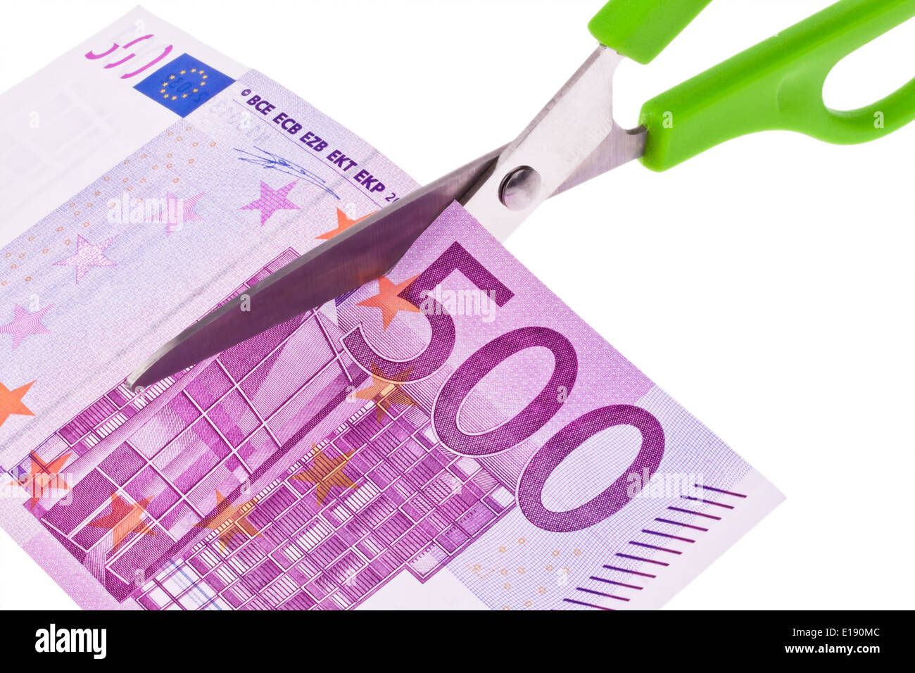 Von einem Euro Geldschein wird mit einer Schere ein St'ck abgeschnitten. Simbolo Steuern und Abgaben. Foto Stock