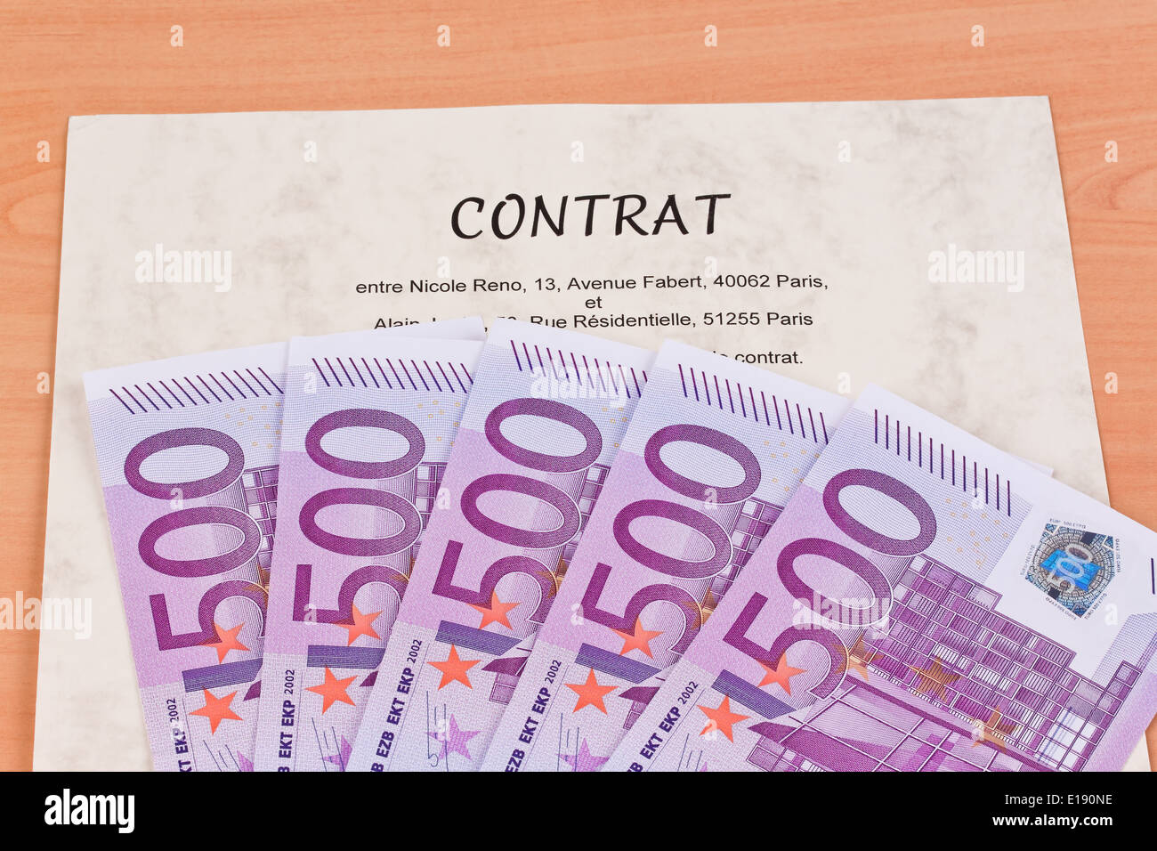 Viele Euro Geldscheine und Vertrag (Franzˆsisch) Foto Stock