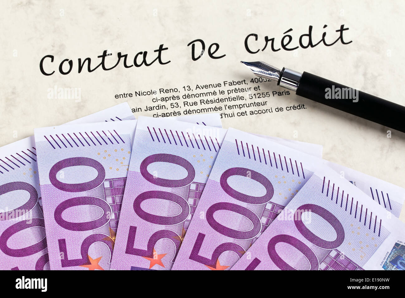 Viele Euro Geldscheine und Kredit Vertrag (Franzˆsisch) Foto Stock