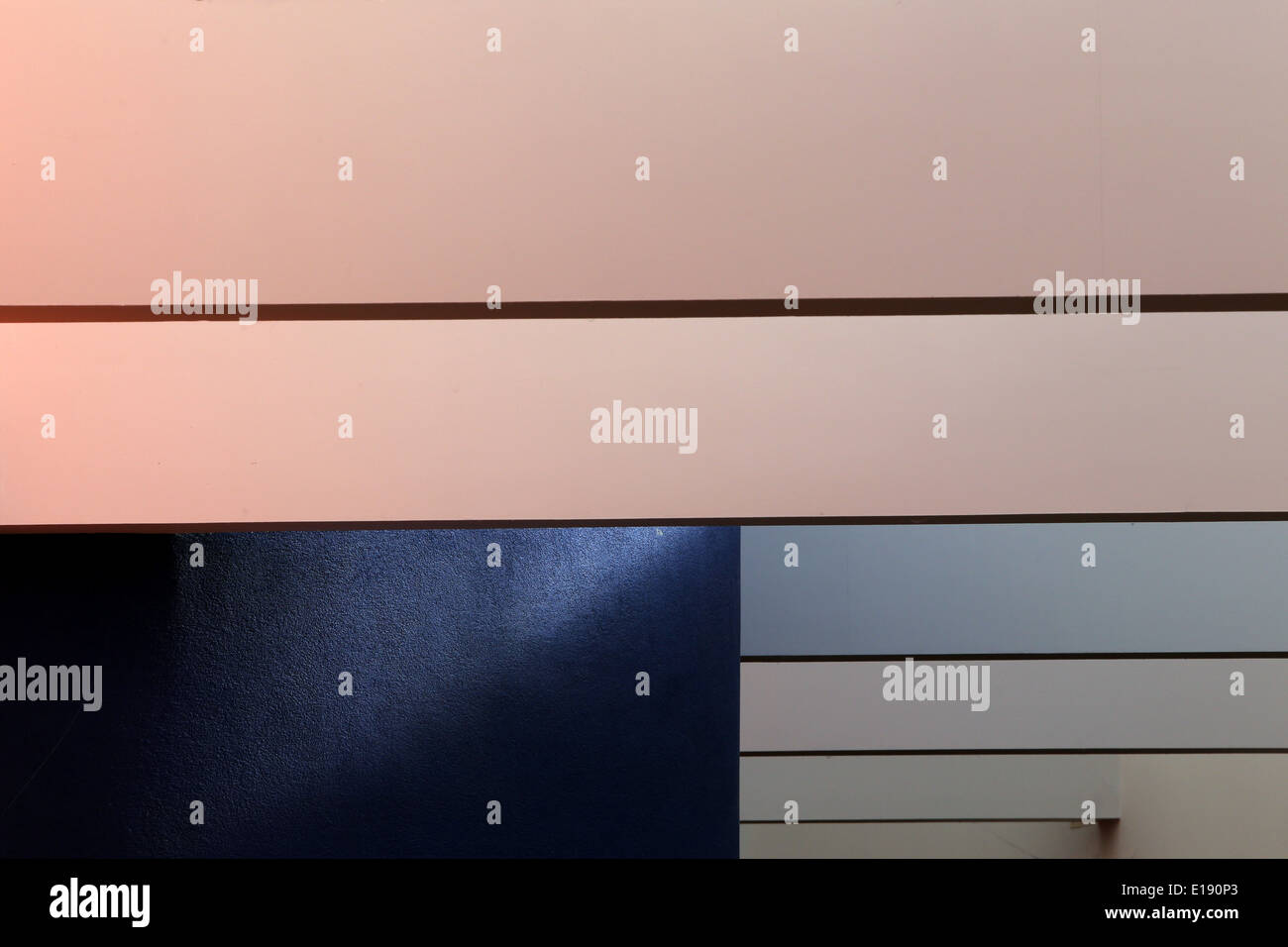 Soffitto travi di un centro sportivo sono riepilogati creazione di rosa e forme blu Foto Stock