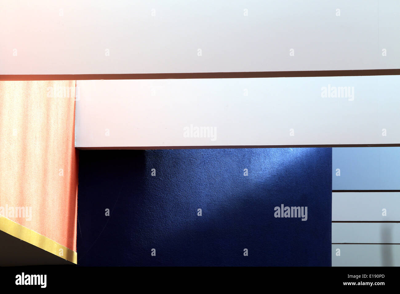 Soffitto travi di un centro sportivo sono riepilogati creazione di rosa e forme blu Foto Stock