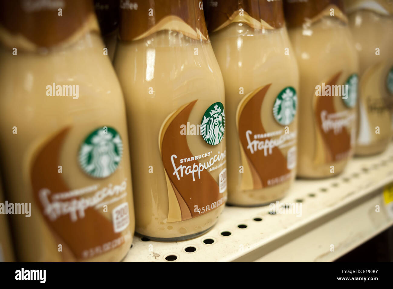 Bottiglie di Starbucks Frappuccino caffè sono visto un supermercato Martedì, 20 maggio 2014. (© Richard B. Levine) Foto Stock