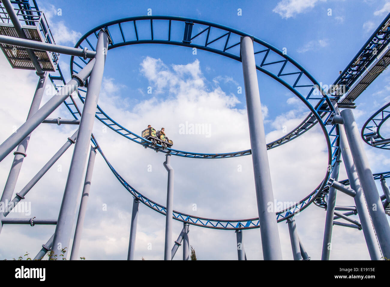 Cobra roller coaster ride a Paultons Park, Southampton, Inghilterra, Regno Unito. Foto Stock