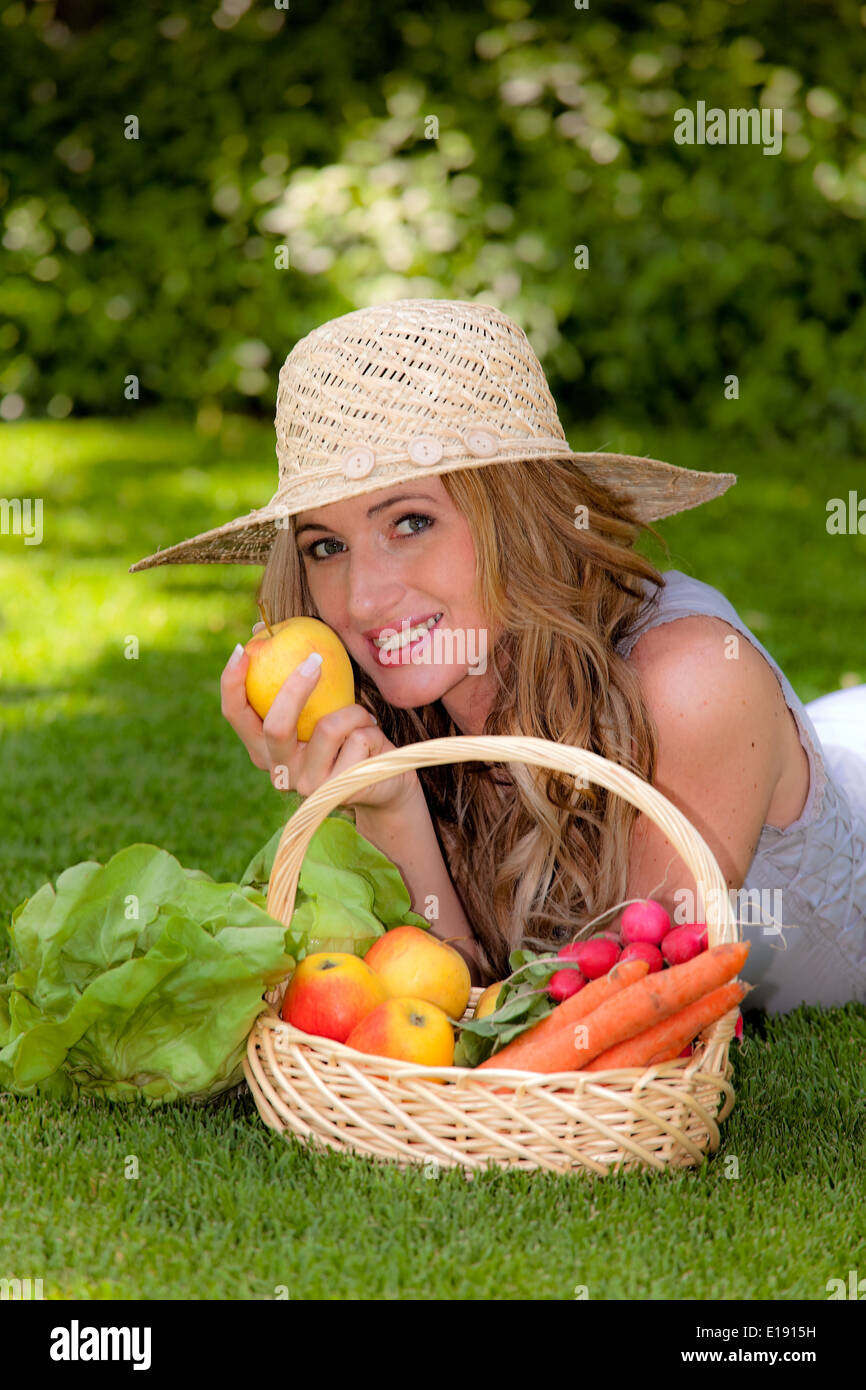 Obst und Gem'se im Korb mit Frau Foto Stock