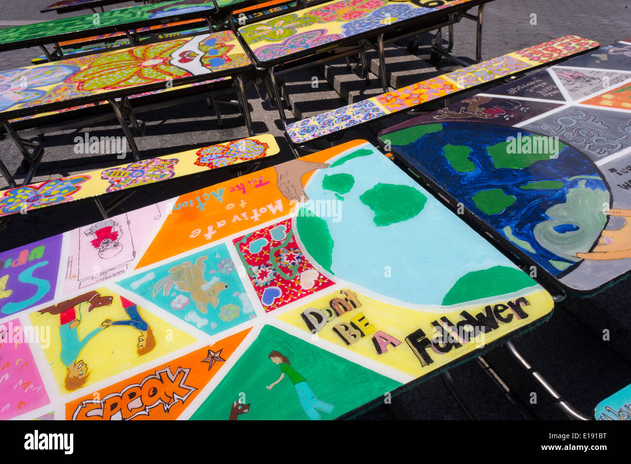 Scuola tabelle lunchroom decorato con arte in rappresentanza di varie questioni sociali sono visti in Union Square Park a New York Foto Stock