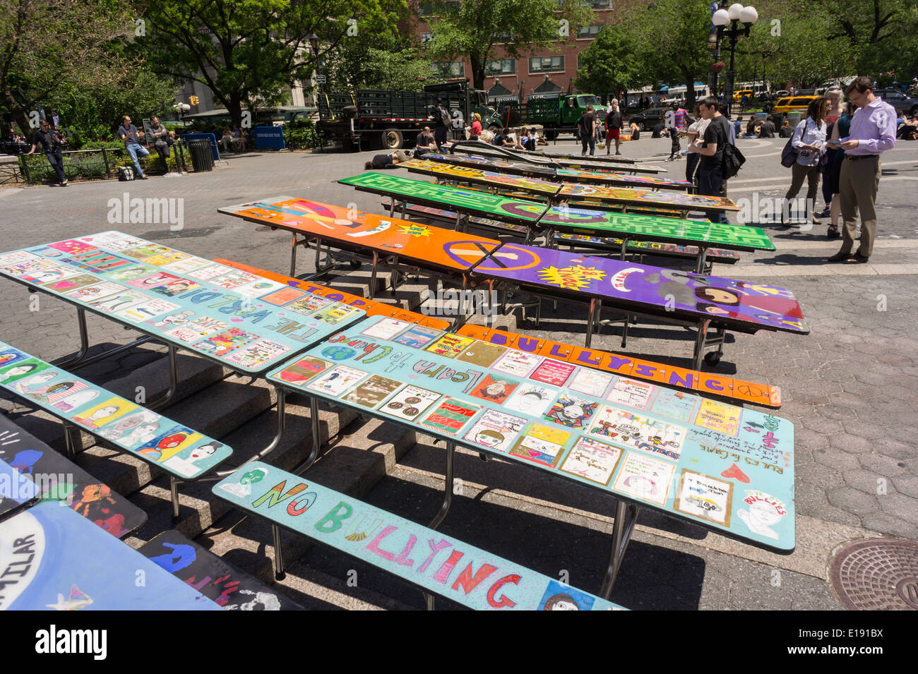 Scuola tabelle lunchroom decorato con arte in rappresentanza di varie questioni sociali sono visti in Union Square Park a New York Foto Stock