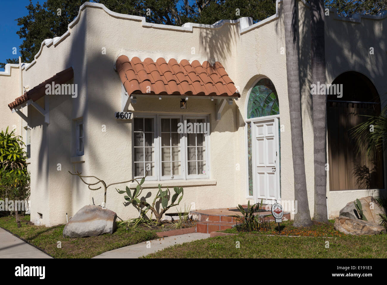 1930 stile Bungalow in Florida e il paesaggio tropicale, quartiere residenziale di Tampa, FL, Stati Uniti d'America Foto Stock