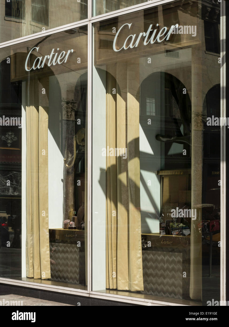 Temporaneo di Cartier Store Windows, GM Building, la Fifth Avenue, New York, Stati Uniti d'America Foto Stock