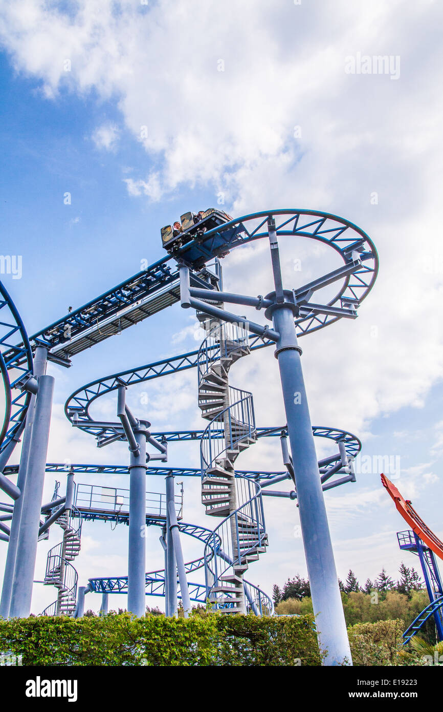 Cobra roller coaster ride a Paultons Park, Southampton, Inghilterra, Regno Unito. Foto Stock