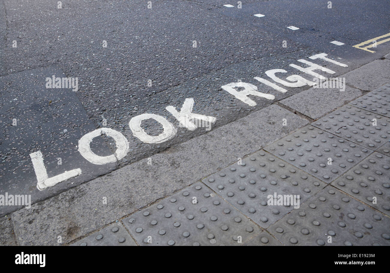 Guardare a destra - istruzioni di dipinti su strada a un attraversamento pedonale Foto Stock