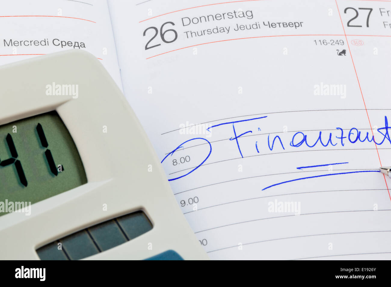 Ein Termin ist in einem Kalender eingetragen: Finanzamt Foto Stock