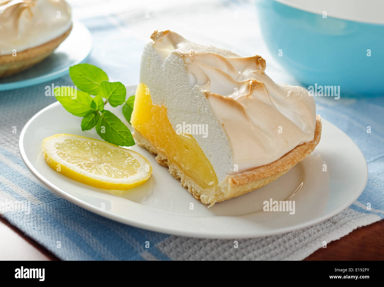 Una fetta di deliziosa casa Lemon Meringue Pie. Foto Stock