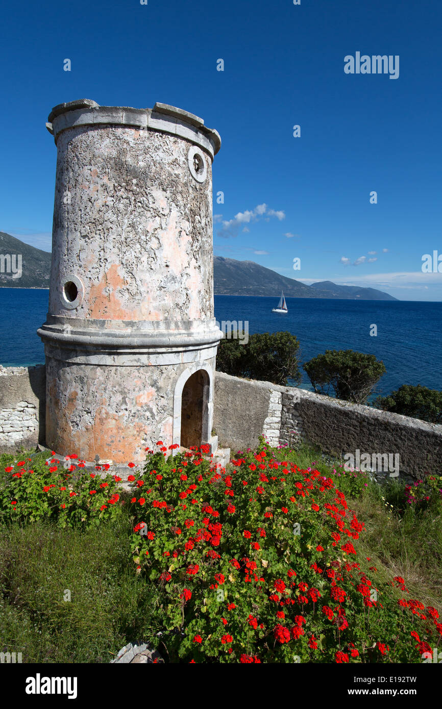 Villaggio di Fiskardo, Cefalonia. Le rovine di una veneziana del XVI secolo faro sulla periferia di Fiskardo. Foto Stock