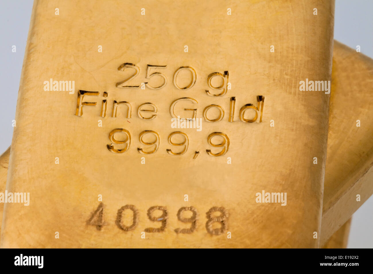 Geldanlage in echtem Gold als Goldbarren und Goldm nzen' Foto Stock