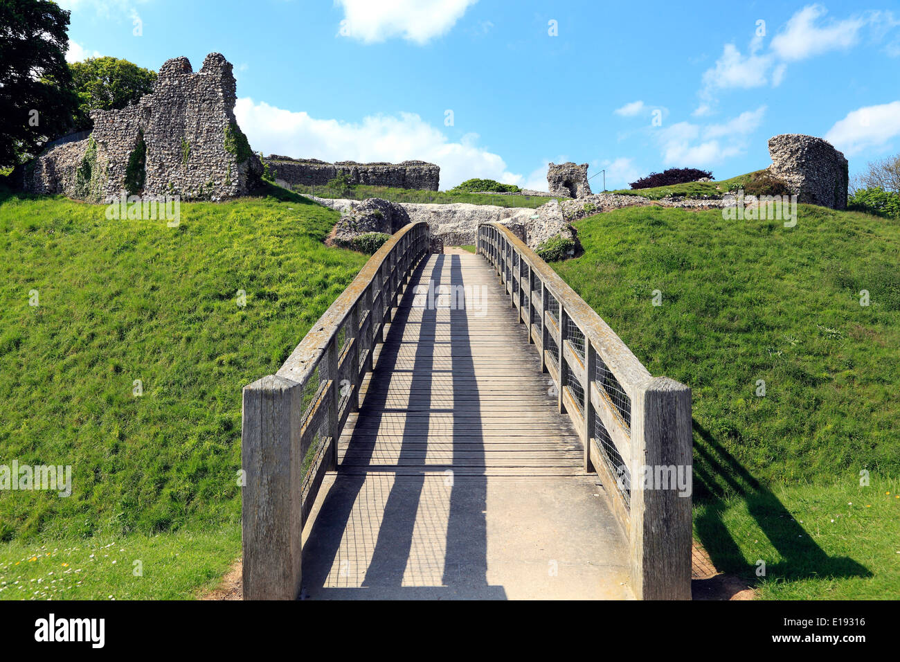 Castle Acre Castello, Norfolk, xii secolo Norman Motte e Bailey rovine, inglese castelli normanni Inghilterra REGNO UNITO Foto Stock