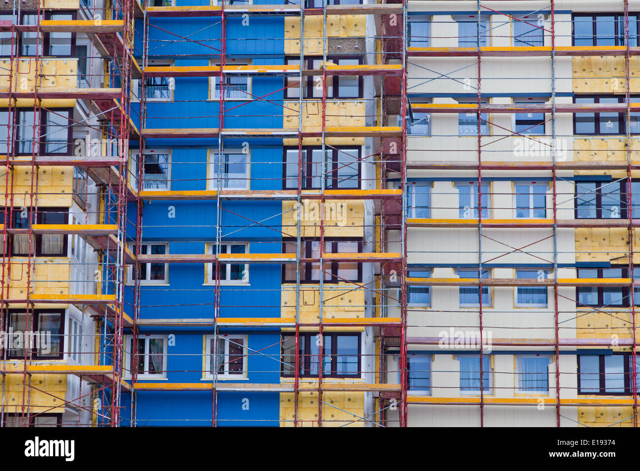 Ein Wohnhaus wird saniert. W‰rmed‰mmung f'r Energie sparen und W‰rmeschutz. Foto Stock