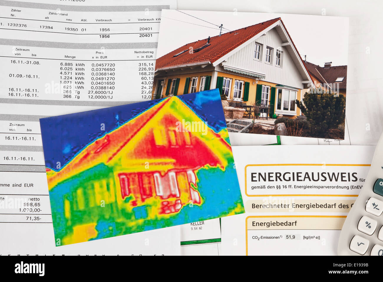 Energie sparen durch W‰rmed‰mmung. Haus mit W‰rmebild Kamera fotografiert. Foto Stock