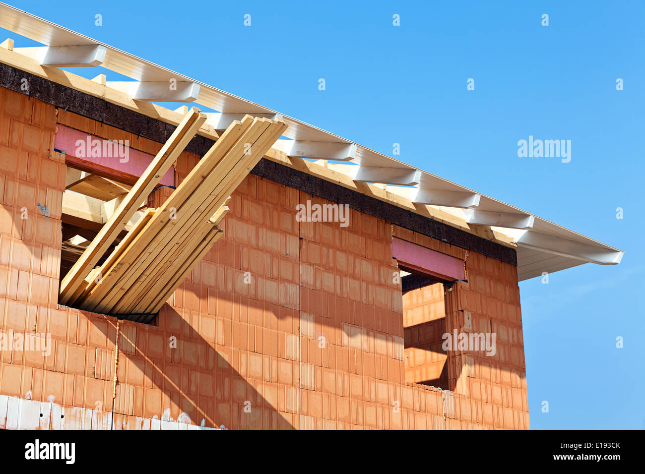 Rohbau auf einer Baustelle von einem Wohnhaus. Dachstuhl Foto Stock