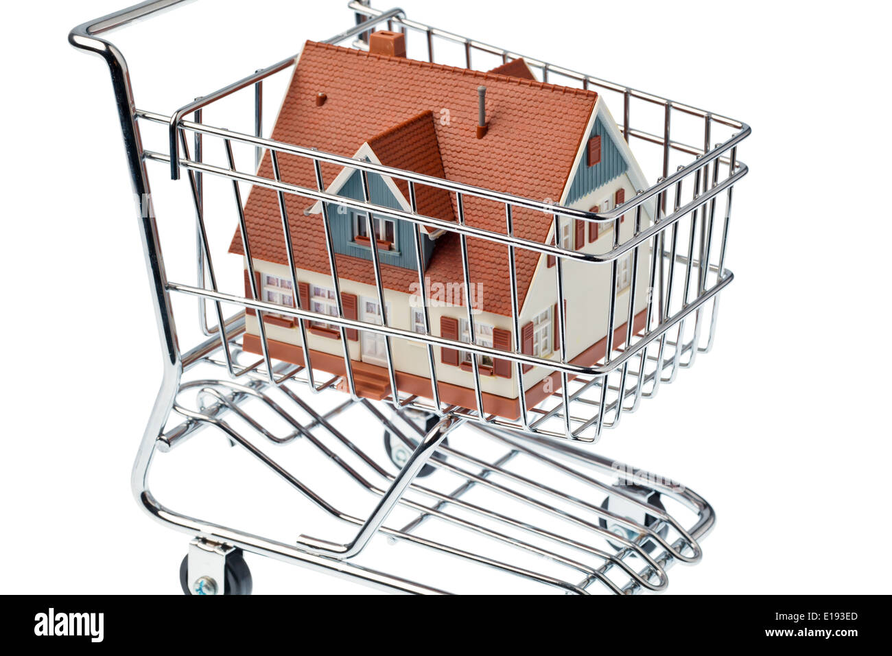 Ein Modell eines Hauses in einem Einkaufswagen. Symbolfoto f'r Hauskauf. Foto Stock