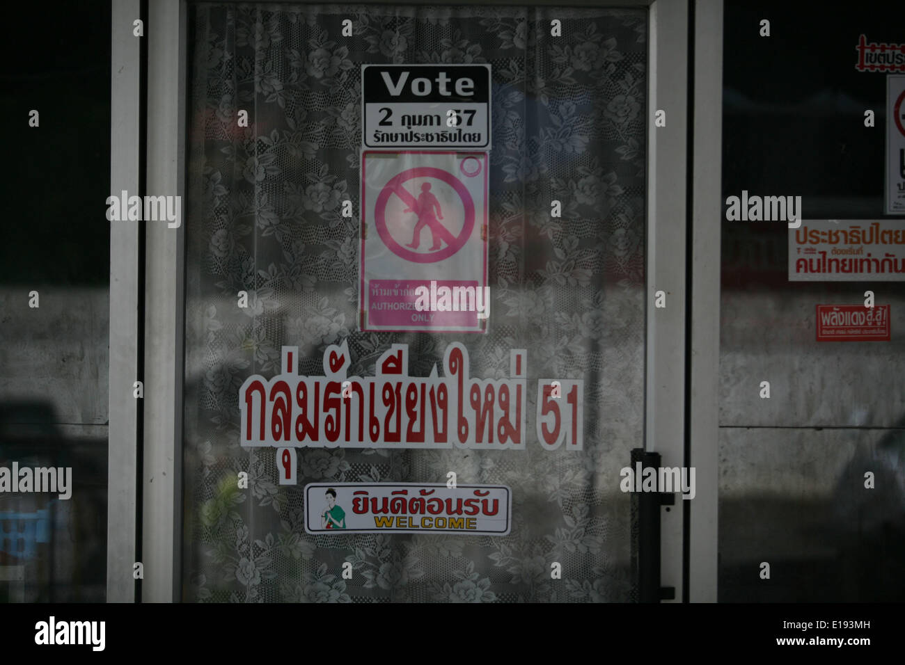 Chiang Mai, Thailandia. 27 Maggio, 2014. L'ingresso della Rak Chiang Mai 51 stazione radio accanto alla Warorot Grand Palace Hotel in Chiang Mai Thailandia .su Martedì mattina l'esercito thailandese ha razziato il Warorot Grand Palace e confiscato diverse cose. Il Warorot hotel è creduto di essere una base per le Camicie rosse da dove molti maglietta rossa leader organizzato pro Thaksin eventi e attività. La sua ospita anche la Rak Chiang Mai 51 canale radio che è di proprietà di camicie rosse. Credito: Rohan Radheya/ZUMAPRESS.com/Alamy Live News Foto Stock