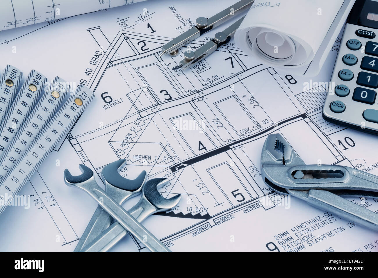 Ein Bauplan eines Architekten Mit einem Taschenrechner. Symbolfoto f'r Finanzierung und Planung eines neuen Hauses. Foto Stock