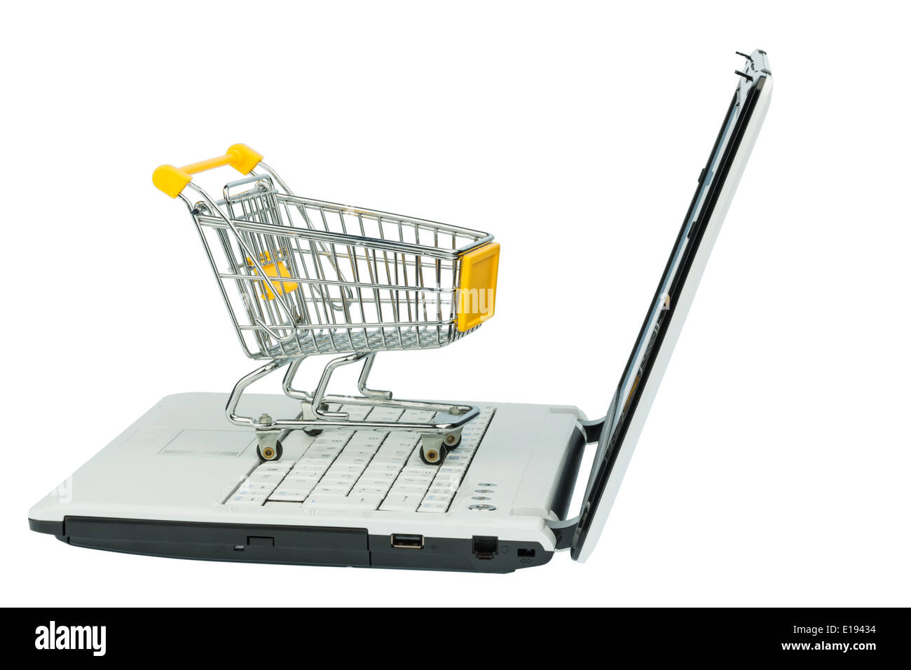 Ein leerer Einkaufswagen auf einem computer laptop. Symbolfoto f'r Einkaufen im Internet Foto Stock
