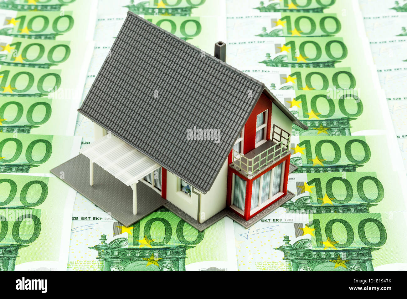 Wohnhaus auf Geldscheinen, Symbolfoto f'r Hauskauf, Finanzierung, Bausparen Foto Stock