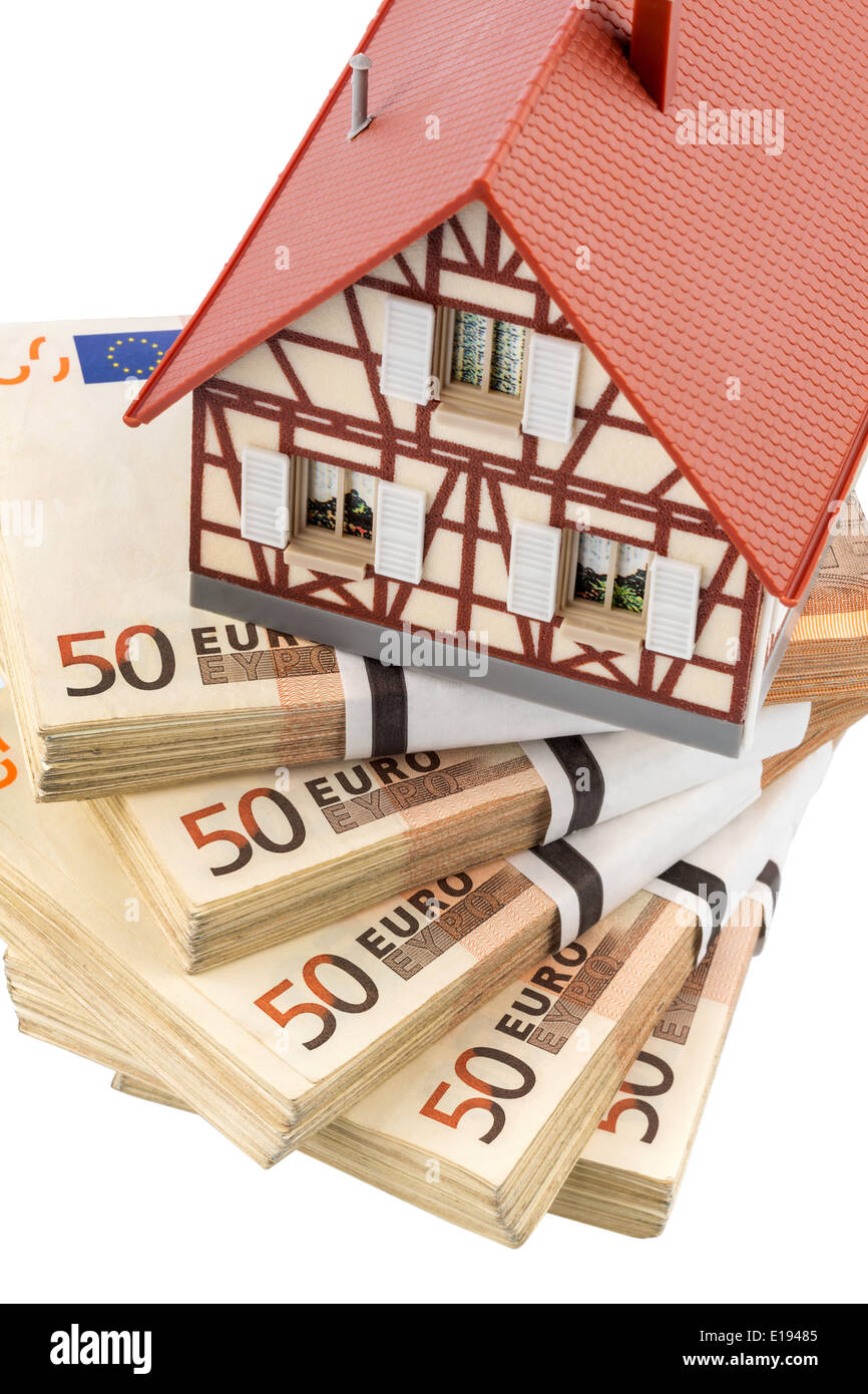 Fachwerkhaus auf Euro Geldscheinen, Symbolfoto f'r Hauskauf, Finanzierung, Bausparen Foto Stock