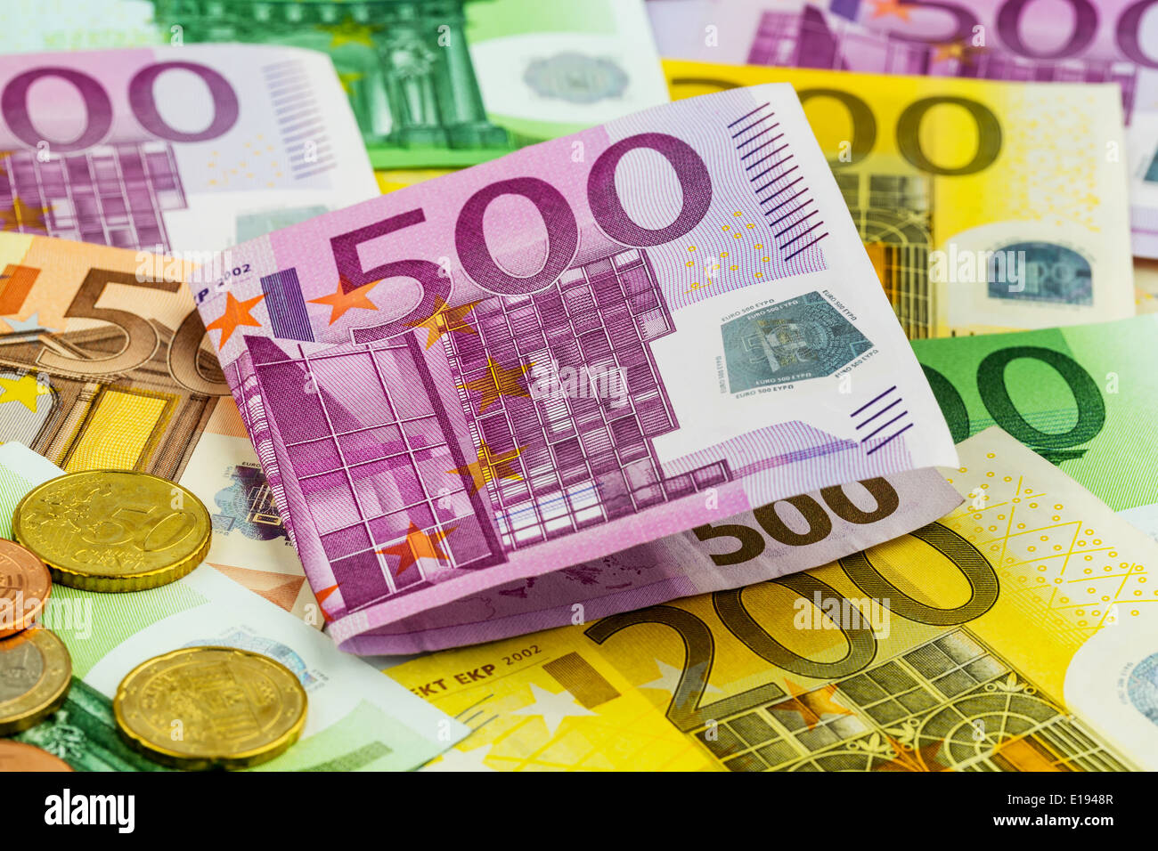 Viele verschiedene Geldscheine Euro. Symbolfoto f'r Reichtum und Geldanlage. Foto Stock