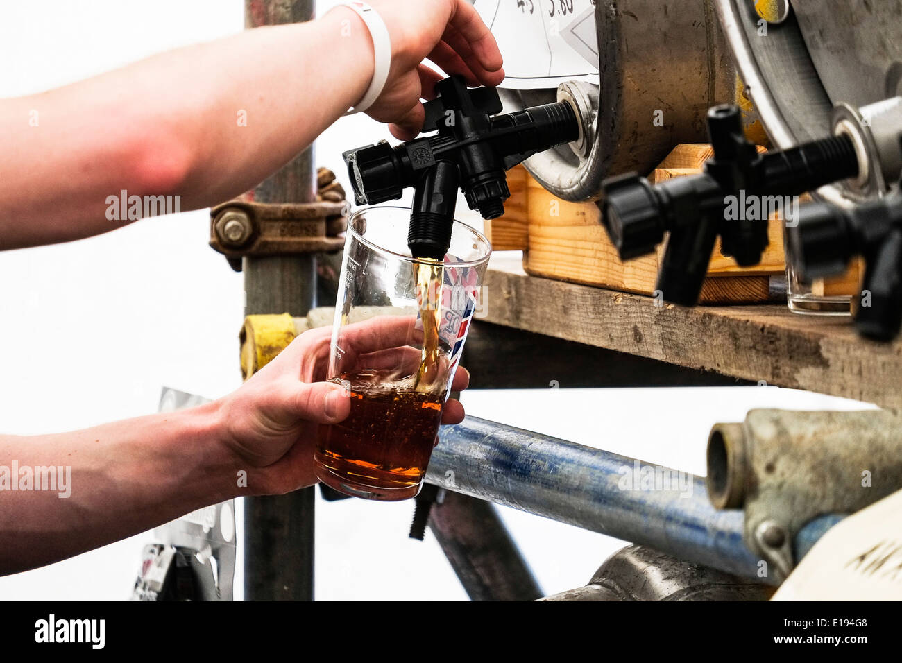 Una pinta di real ale che viene versato dal barile. Foto Stock