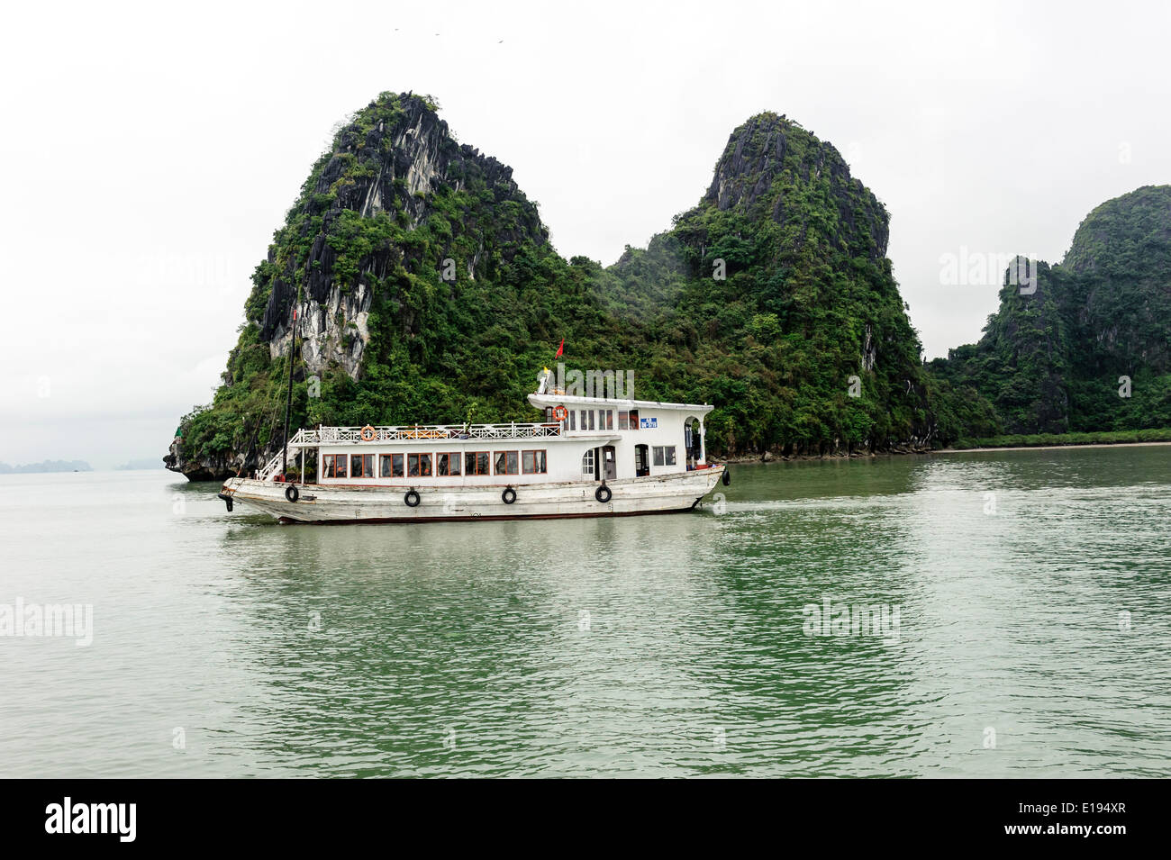 La Baia di Ha Long imbarcazione turistica Foto Stock