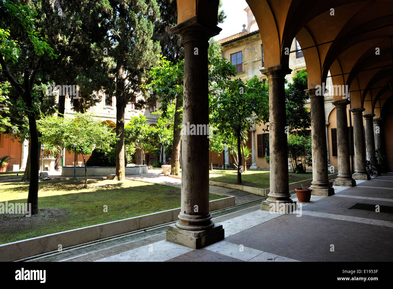Italia, Roma, chiesa di Sant'Andrea delle Fratte, chiostro Foto Stock