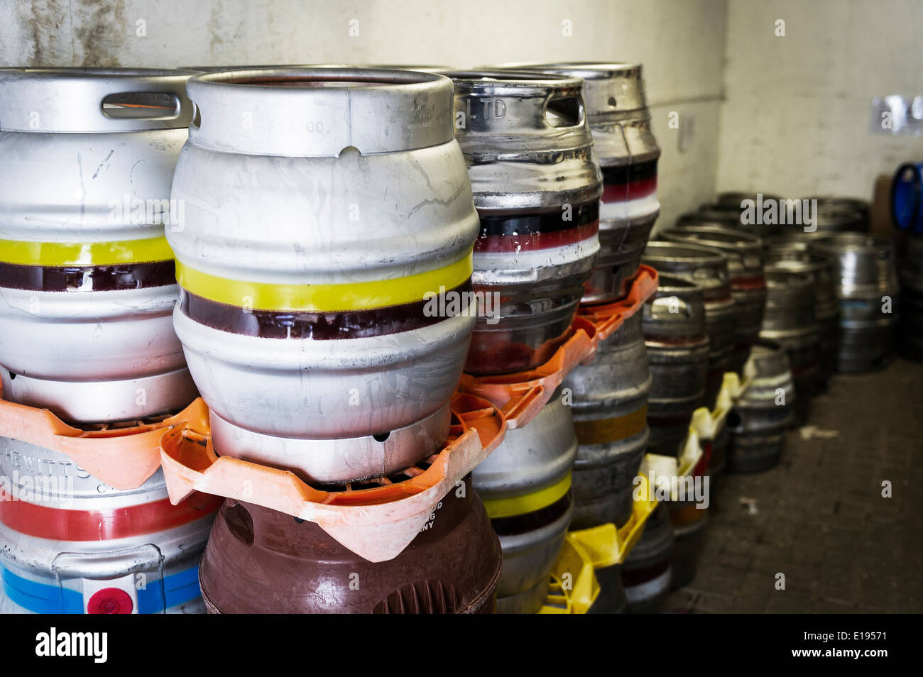 Di Barili e Fusti di real ale ion cantina dell'Hoop Pub. Foto Stock