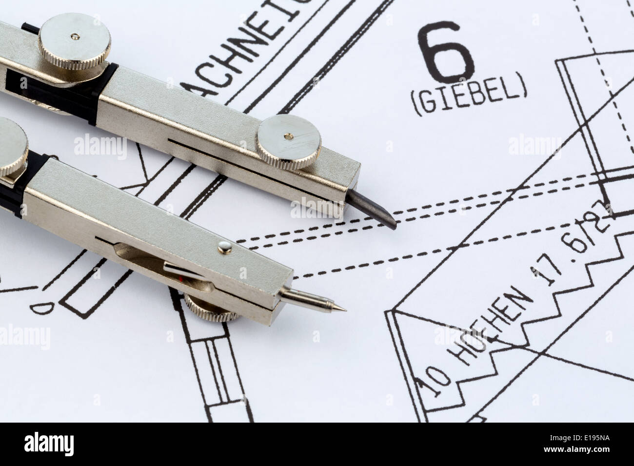 Ein Bauplan eines Architekten f'r den Bau eiones neuen Wohnhauses. Symbolfoto f'r Finanzierung und Planung eines neuen Hauses. Foto Stock