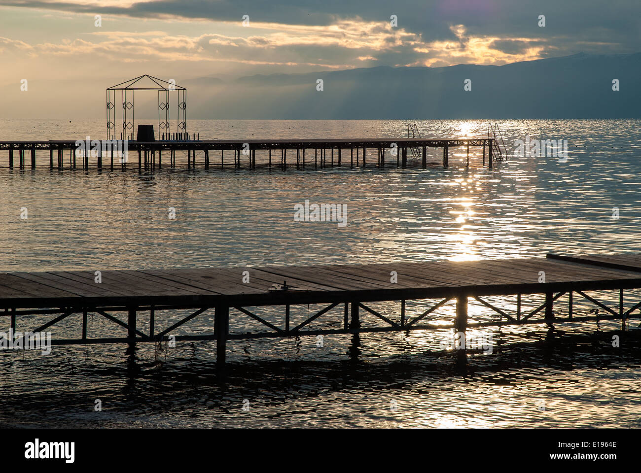 Vista sul lago di Ohrid al tramonto nella Repubblica di Macedonia (FYROM) Foto Stock