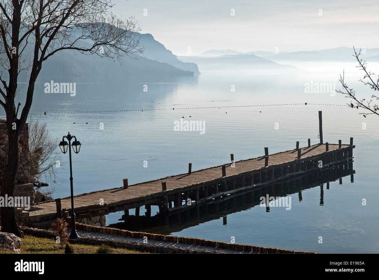 Vista sul lago di Ohrid, il lago più profondo dei Balcani, nella Repubblica di Macedonia (FYROM) Foto Stock