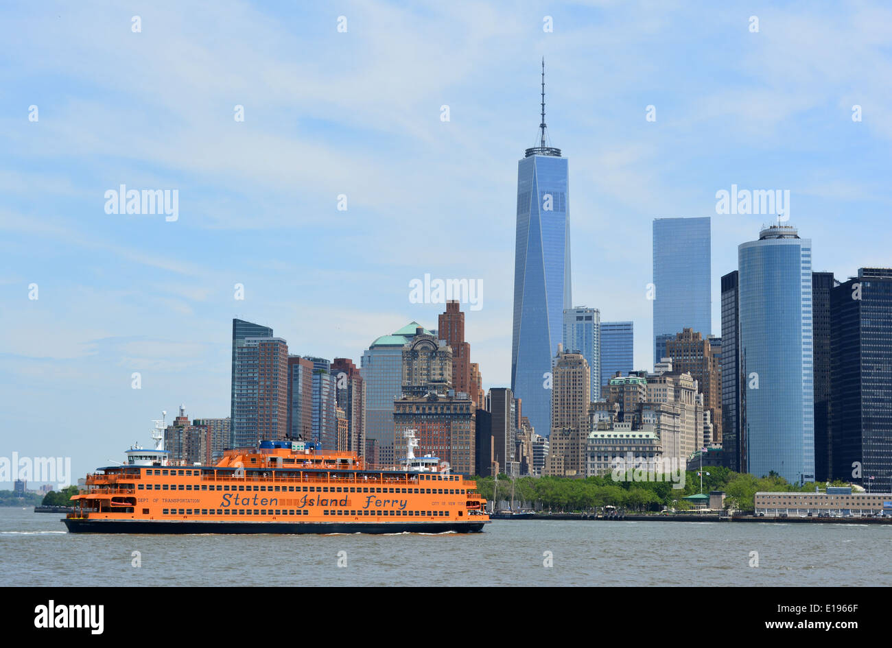 La Staten Island Ferry e inferiore dello skyline di Manhattan a Battery Park. Foto Stock
