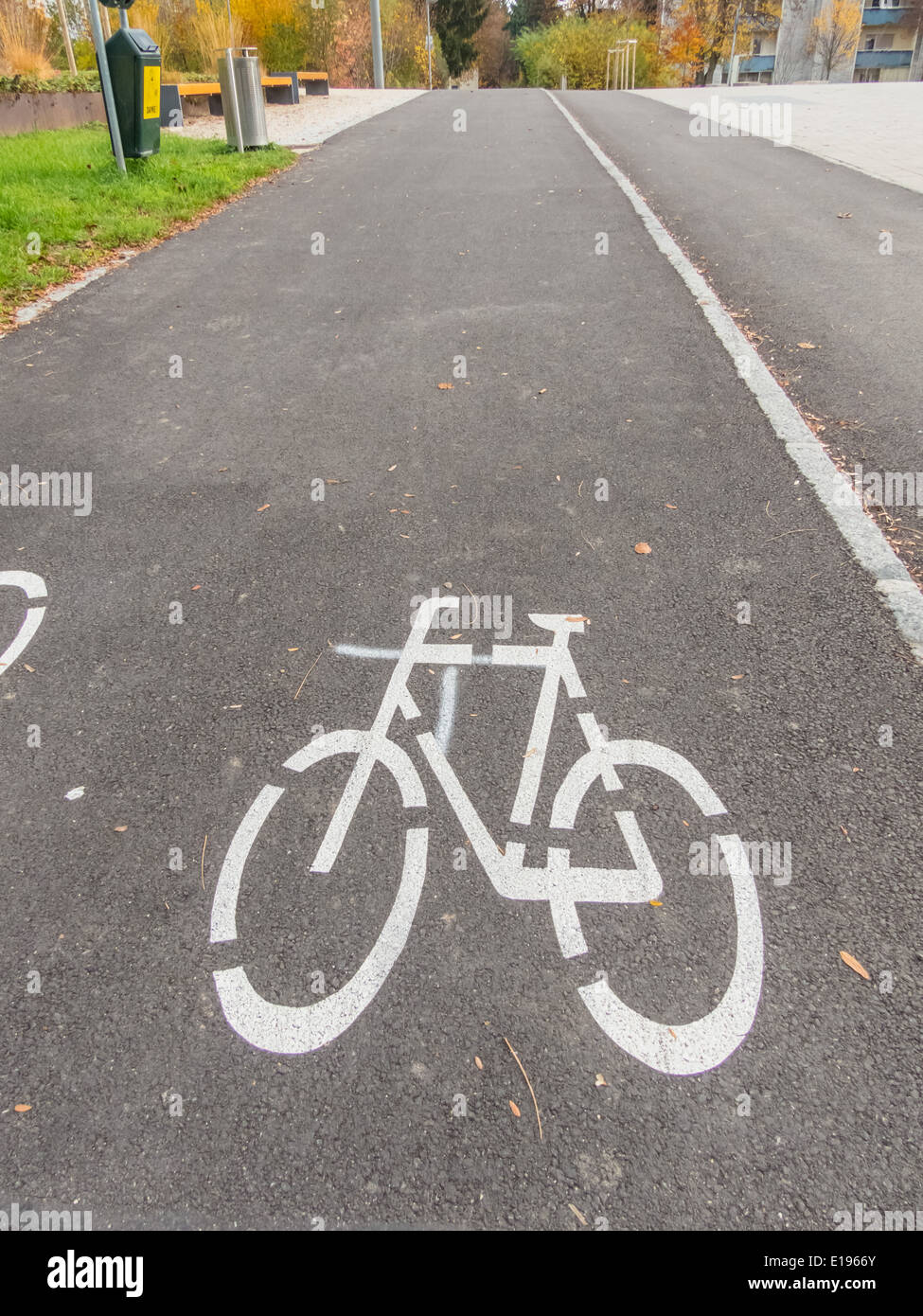 Ein Fahrrad als Markierung f'r einen Radweg f'r Radfahrer Foto Stock