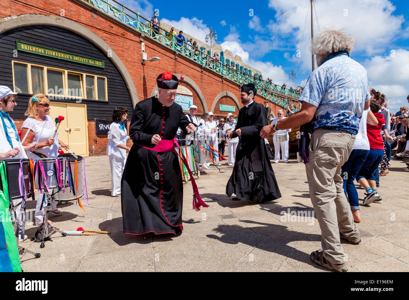 Parrocchia locale i sacerdoti a ballare la Silver suoni banda Samba al sgombro Fayre, Brighton Seafront, Sussex, Inghilterra Foto Stock