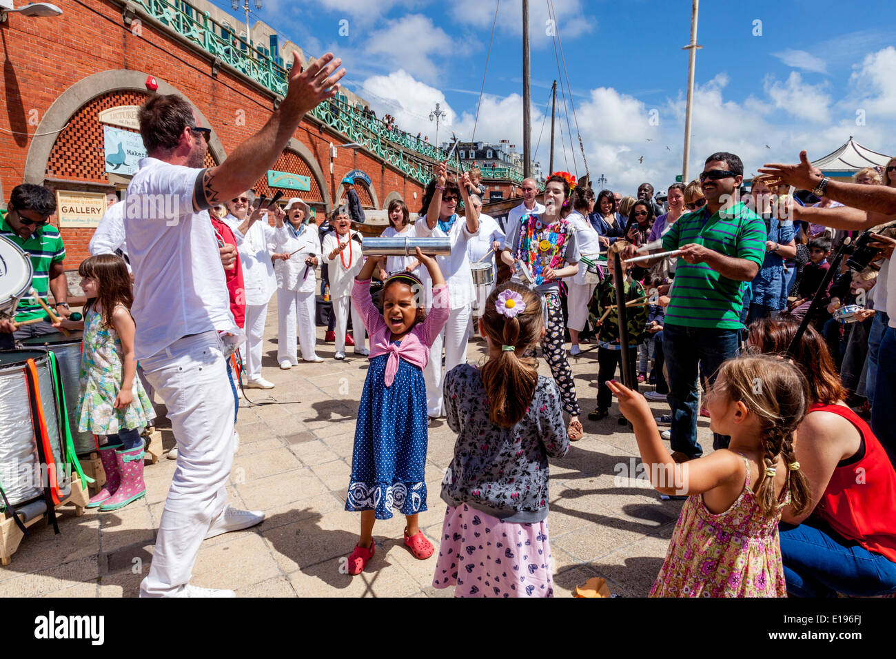 I bambini danza al Silver suoni banda Samba al sgombro Fayre, Brighton Seafront, Sussex, Inghilterra Foto Stock