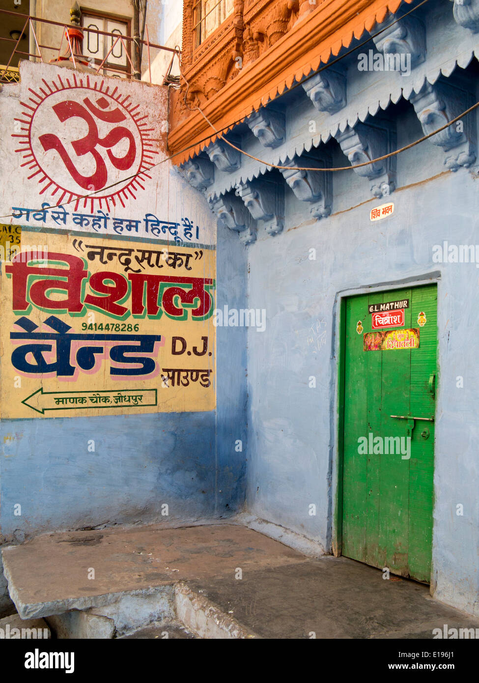 India Rajasthan, Jodhpur, porta verde del dipinto di blu casa urbana Foto Stock