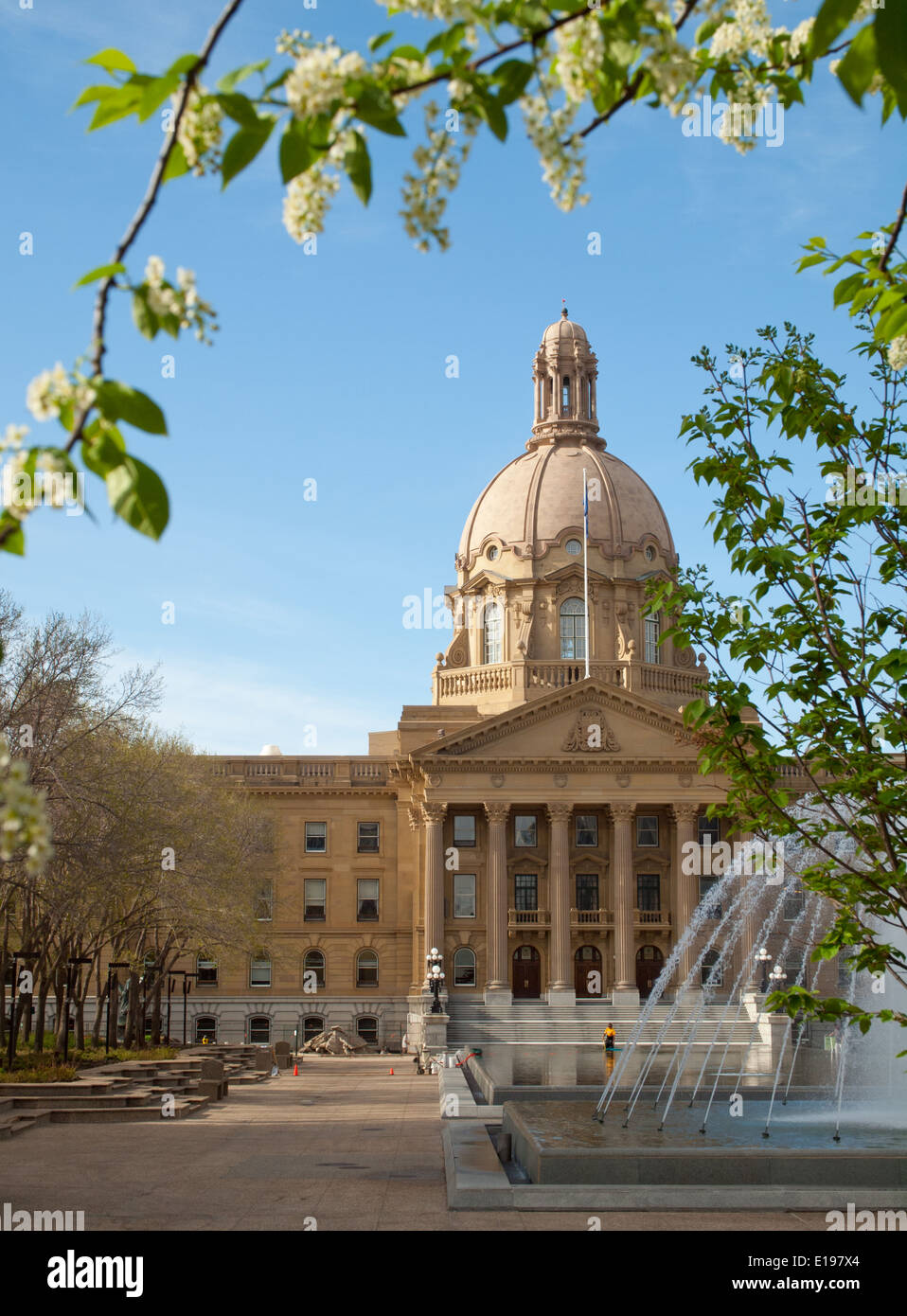 Una molla vista del legislatore Alberta Building e di Alberta legislatura motivi in Edmonton, Alberta, Canada. Foto Stock