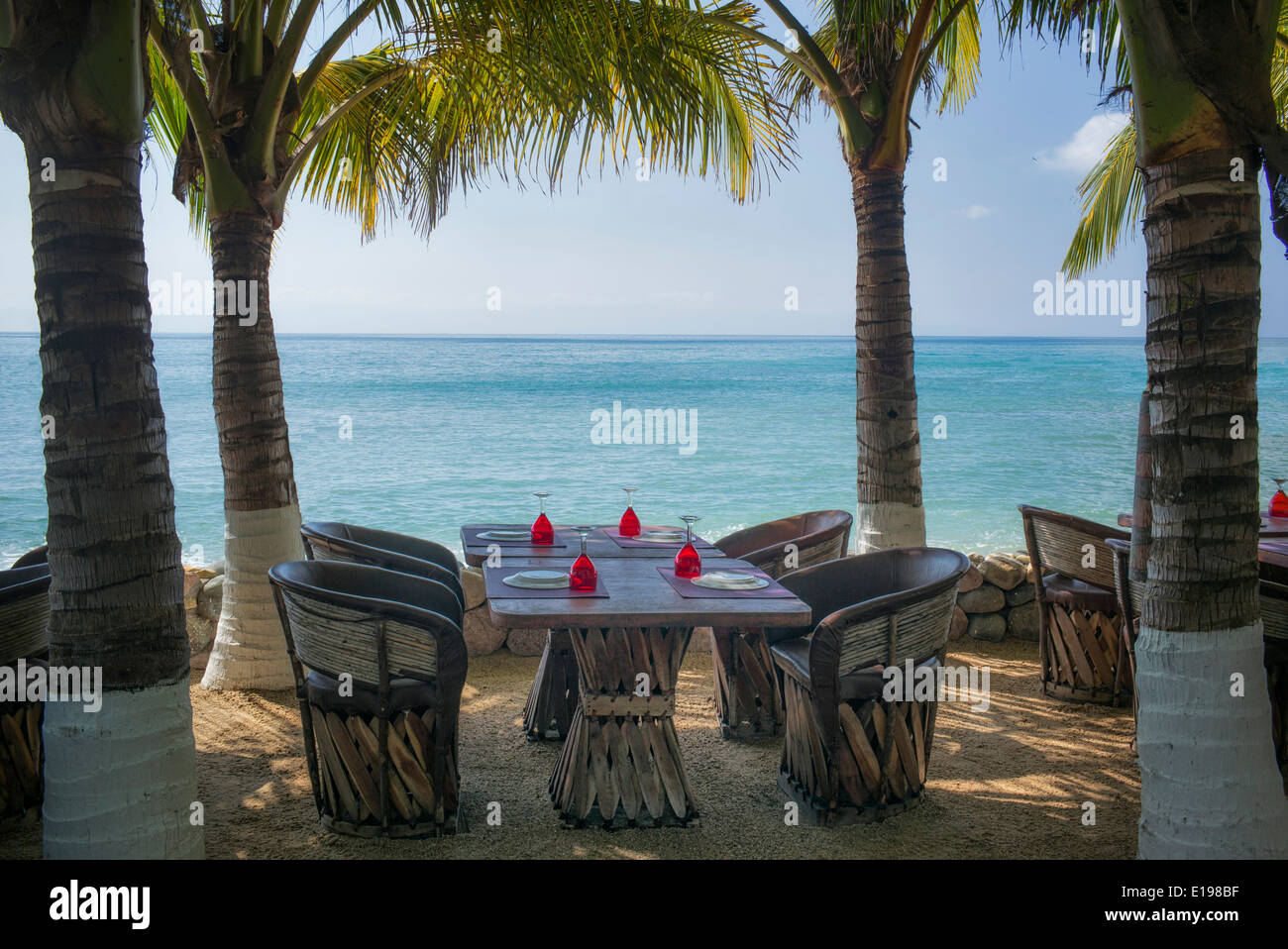 Impostare il tavolo al ristorante con vista oceano a Punta Mita, Messico. Foto Stock
